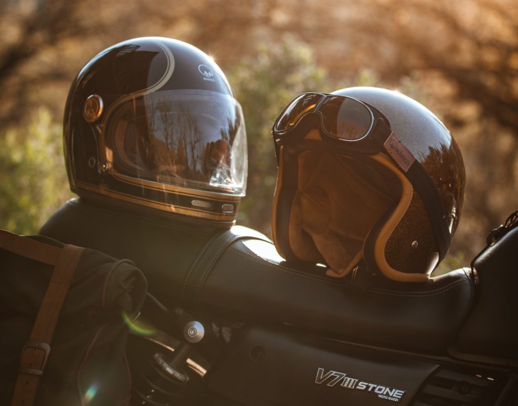 Casque jet homologué ECE posé, prêt pour rouler la visière au vent