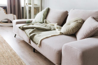 Comment intégrer un grand canapé dans un salon familial sans l’encombrer ?