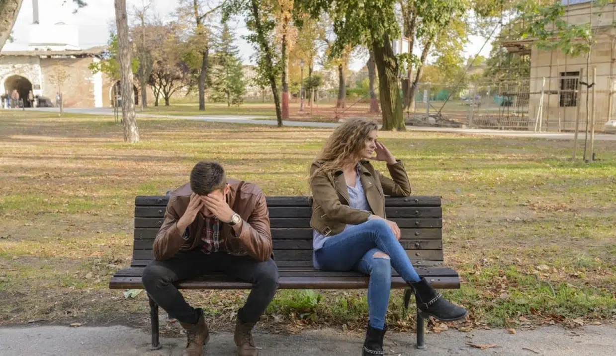 un homme fuit une femme qui lui plaît